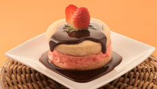 Biscoitos recheados com cobertura de morango e chocolate