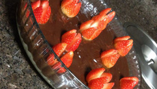 Torta Trufada de Chocolate Branco e Preto com Morangos