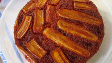 Bolo invertido de banana