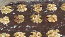 Pavê de doce de leite com nozes e cobertura de chocolate