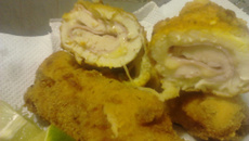 Rolê de frango empanado