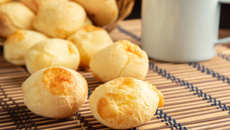 Pão de queijo com 2 ingredientes na airfryer: lanche prático perfeito para uma pessoa