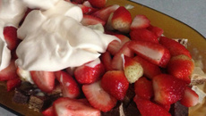 Pavê com morangos e bis branco