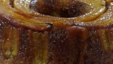 Bolo de banana caramelizada