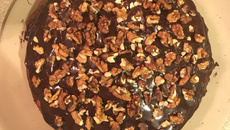 Bolo de café com nozes