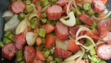 Quiabo com lingüiça