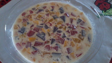 Gelatina colorida com pêssego em calda