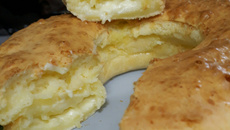 Pão de queijo de forma recheado