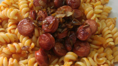 Penne ao molho de tomate assado com calabresa fininha frita