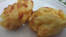 Bolinho de batata com queijo ao forno