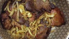 Bife acebolado, com pimenta calabresa e colorau