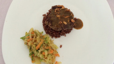 Medalhões com crosta de castanha e molho agridoce