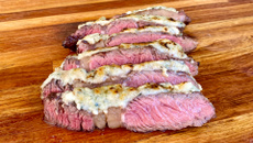 Ancho assado com crosta de gorgonzola