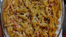 Macarrão com queijo e presunto ao forno