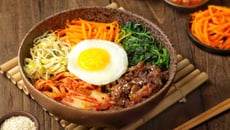 Bibimbap tradicional coreano de arroz misturado com carne, legumes e ovo frito