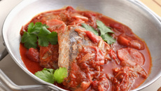 Filé de merluza ao molho de tomate