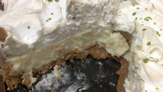 Torta de limão com merengue e chocolate branco