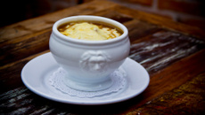 Queijo brie com geleia de damasco