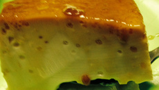 Pudim de leite com coco