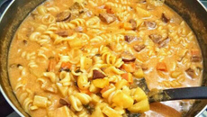 Ensopado de macarrão com legumes, bacon e calabresa