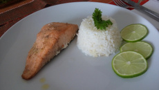 Salmão assado com molho de queijo