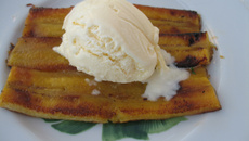Banana da terra frita com açúcar, canela e sorvete de creme (Hotel Vila Naiá)