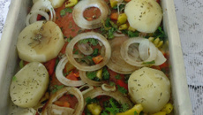 Salmão com tomate seco e alcaparras