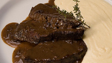 Contra filé ao vinho tinto (Brasato)