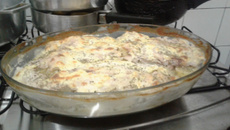 Peixe assado no requeijão e creme de leite