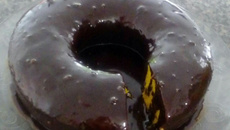 Bolo de cenoura com passas e calda de chocolate