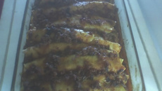 Panqueca com molho de carne moída e recheio de mussarela e presunto