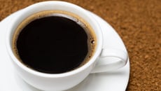 Café coado simples, intenso e sem gosto residual do filtro de papel