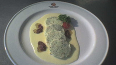 Nhoque de azeitona ao creme de mandioquinha