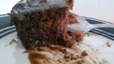 Bolo de chocolate com banana e nozes