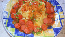 Talharim ao sugo com salsichas