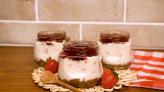 Cheesecake de morango no pote