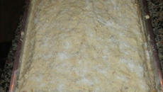 Bolo de trigo com recheio e cobertura de creme braco