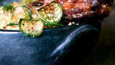 Costelinha braseada, com angu de milho verde e chips de jiló