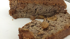 Bolo de banana com passas usando farinha de coco