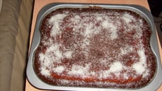 Bolo de cenoura com cobertura de chocolate e coco ralado