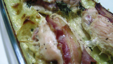 Filé de frango recheado com molho de requeijão com espinafre