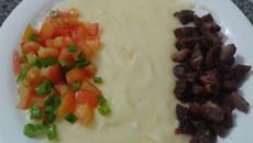 Pirão de aipim com carne de sol e salada