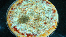 Pizza diferente: frango, tomate e requeijão