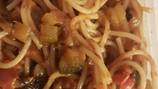 Macarrão com berinjela e azeitona