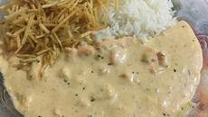 Estrogonofe de camarão ao cheddar