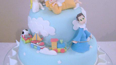 Bolo gelado e úmido com cobertura de pasta brasileira