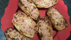 Pão com linguiça e queijo