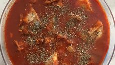 Cação ao molho vermelho