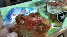 Pizza de massa de pão de sardinha