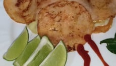 Carpaccio de salmão ao molho de alho com catupiri